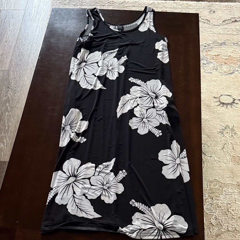 Floral Black and White Sleeveless Dress with bonus XL short sleeve shirt